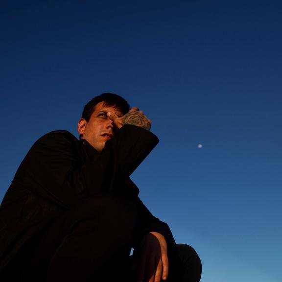 ¡HOY VIENE #SAJE! | Cerramos la semana de #DAMN con una entrevista de lujo: después de publicar #REQUIEM junto a <a href="/veeyamveetz/">V E E Y A M</a>, Saje viene a festejar el lanzamiento en una charla digna de reservar tu tarde para escucharla.

💻Twitch.tv/Damnhiphop
🕒18hs. (Arg).