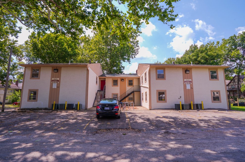 HometeamOSU's tweet photo. 253 E. 19th Ave. features off-street parking, a fully updated Kitchen with granite counter tops, and a dishwasher &amp; built in microwave! Call today! https://t.co/zPJZKzZdPh