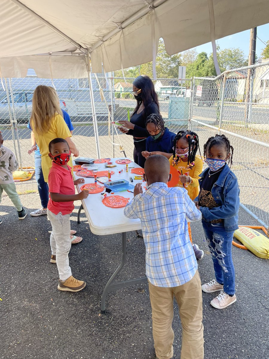 future_nhs's tweet photo. Future Educators had a ball reading and doing a fall craft at Greenwood today!@HTSD_Nottingham @HTSD_Greenwood @WeAreHTSD https://t.co/70pCXffFZB