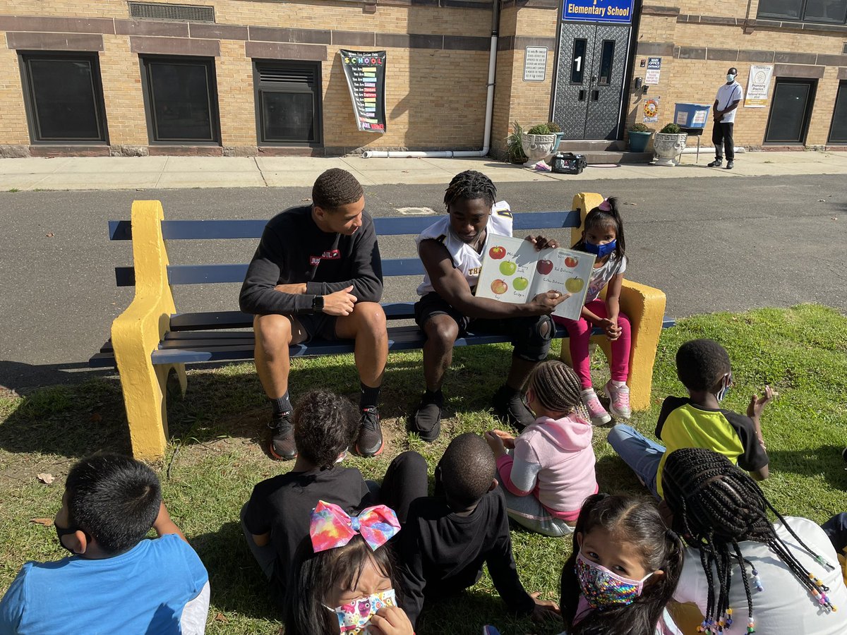 future_nhs's tweet photo. Future Educators had a ball reading and doing a fall craft at Greenwood today!@HTSD_Nottingham @HTSD_Greenwood @WeAreHTSD https://t.co/70pCXffFZB