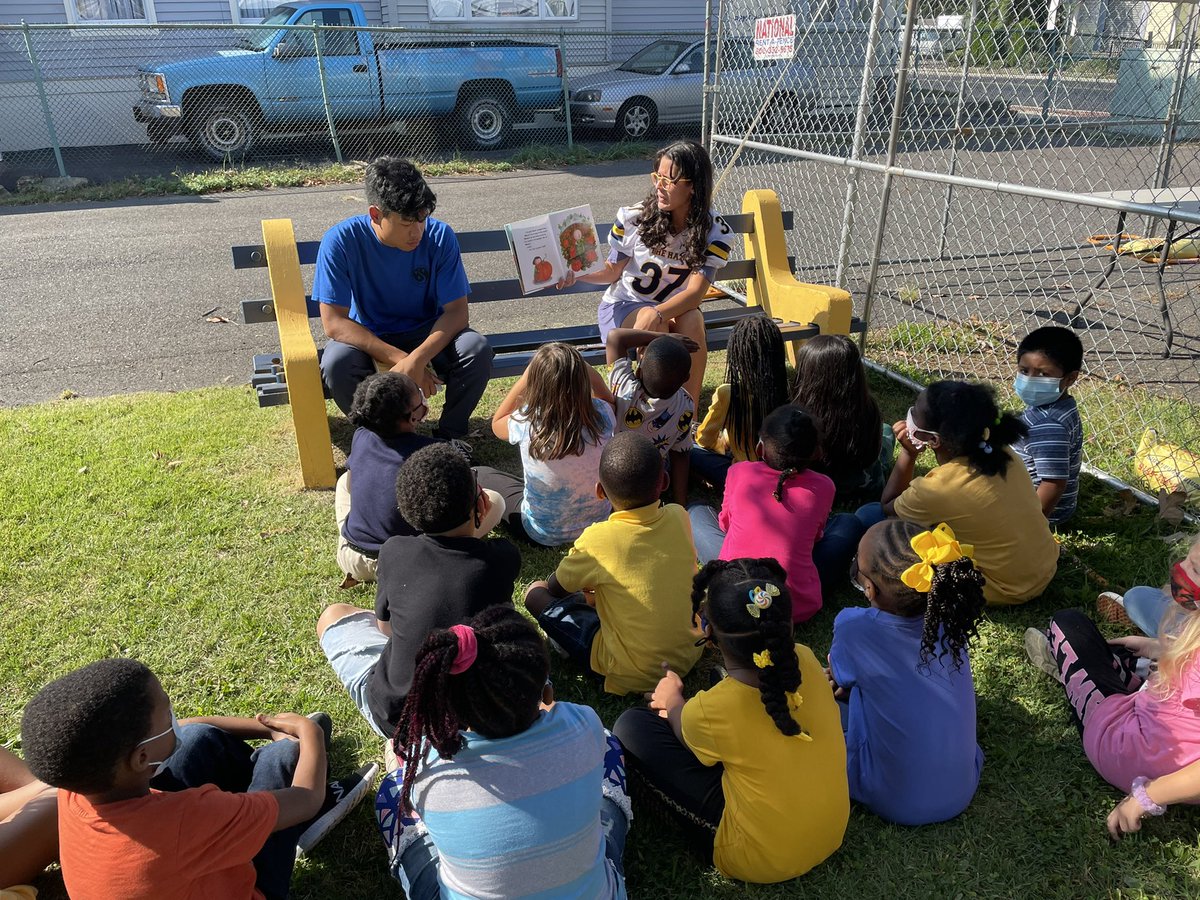 future_nhs's tweet photo. Future Educators had a ball reading and doing a fall craft at Greenwood today!@HTSD_Nottingham @HTSD_Greenwood @WeAreHTSD https://t.co/70pCXffFZB