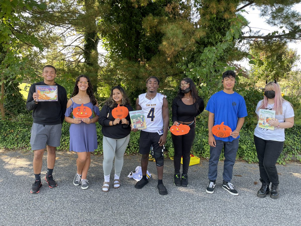 future_nhs's tweet photo. Future Educators had a ball reading and doing a fall craft at Greenwood today!@HTSD_Nottingham @HTSD_Greenwood @WeAreHTSD https://t.co/70pCXffFZB