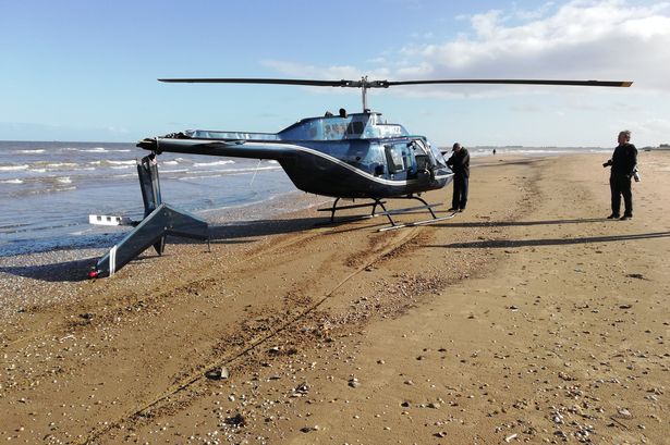 Moment Jet Ranger helicopter with three on board crash lands on beach near Cleethorpes https://t.co/nq7rI1a1Lj #bladeslapper https://t.co/SquGlGCne3