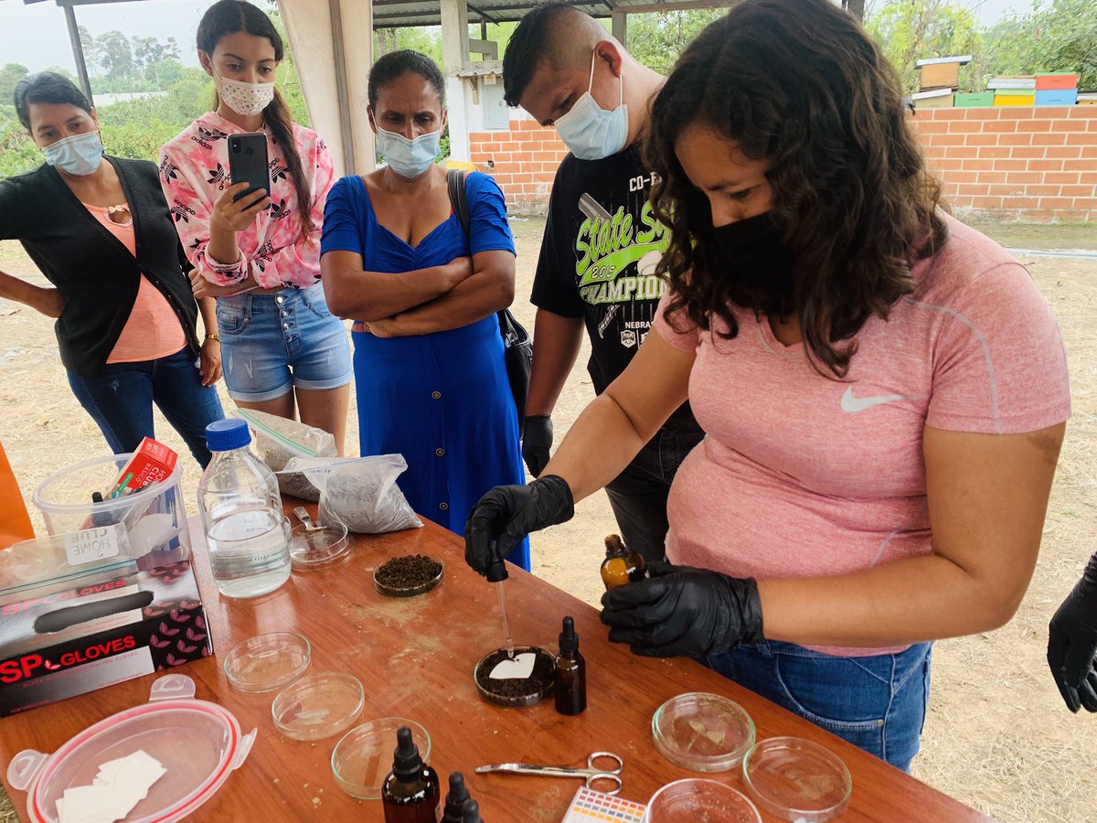 En el Centro de transferencia de tecnología @Maquita_Cjusto seguimos fortaleciendo las capacidades de comunidades en manejo agroecológico de suelos y enfermedades. Esta vez, participaron mujeres y hombres de la provincia de #Manabi #agroecologia