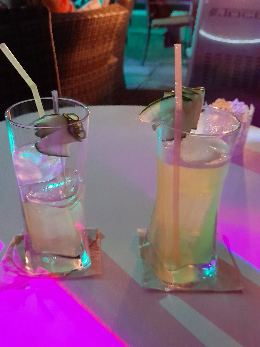 Harrytabofive's tweet photo. 10pm ,24 degrees it must be time for cocktails #losgigantes https://t.co/8GqquLRxuo