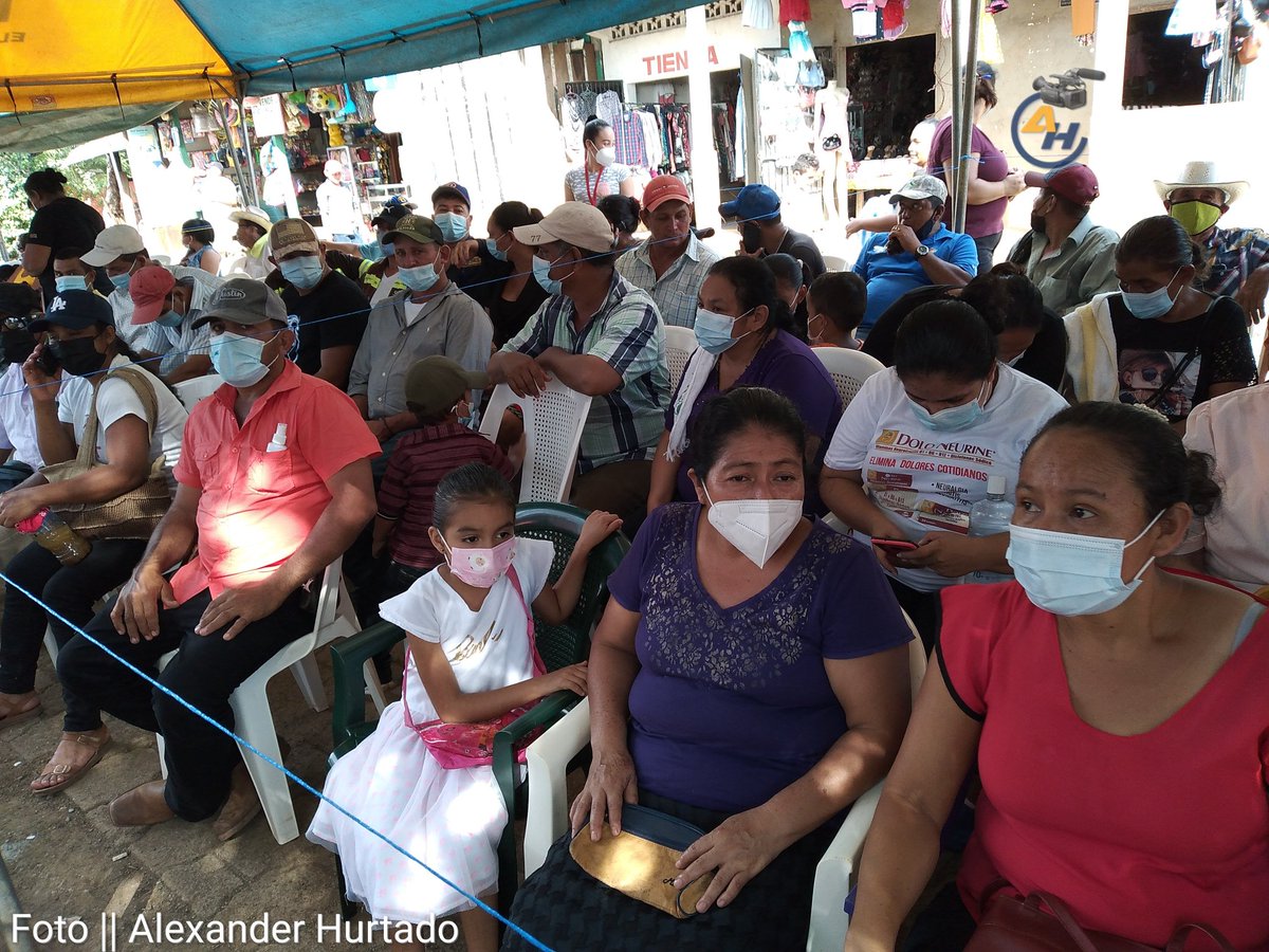 Población mayor de 30 años del municipio de El Ayote,  Comienzan a llegar al centro de salud de esta localidad, para mañana aplicarse la primera dosis de la vacuna AstraZeneca.

#VacunandonosPuebloQueVence