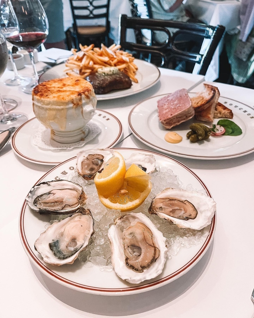 NapaValley's tweet image. Paris meets Napa Valley at @bouchon_bistro in Yountville. ⁠
⁠
⁠
⁠
📷 @ablomdeseyeview #thomaskeller #yountville #visityountville #bouchon #frenchbistro #tastelifehere #napavalley #itsfromnapa #visitcalifornia #napacalifornia #luxurygetaway #finedininglovers  #foodietravel…