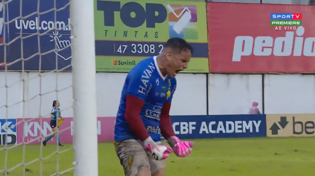 futtmais's tweet photo. Depois do goleiro do Brusque cometer pênalti e se machucar no lance, o atacante Edu, artilheiro da Série B, foi para o gol.

Ele DEFENDEU a cobrança de Felipe Gedoz, mas tomou o gol no rebote. Porém, houve invasão, então o gol do Remo foi anulado.

SURREAL. https://t.co/eLjDO2toN0