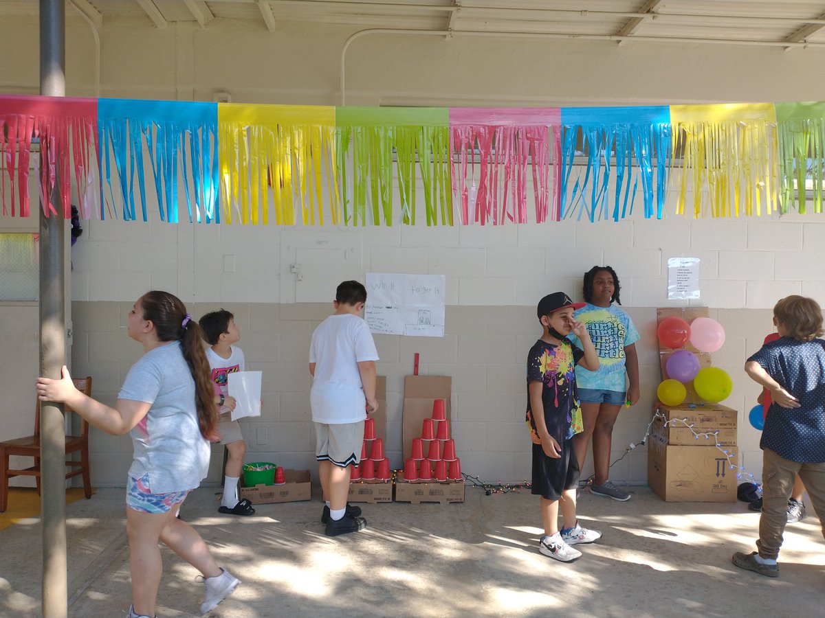 DebbieTorres69's tweet photo. So proud of our 4th grade team for creating an excellent energy fair.#SciencePasco #wzesbulldogs https://t.co/rtzvWxIkvm