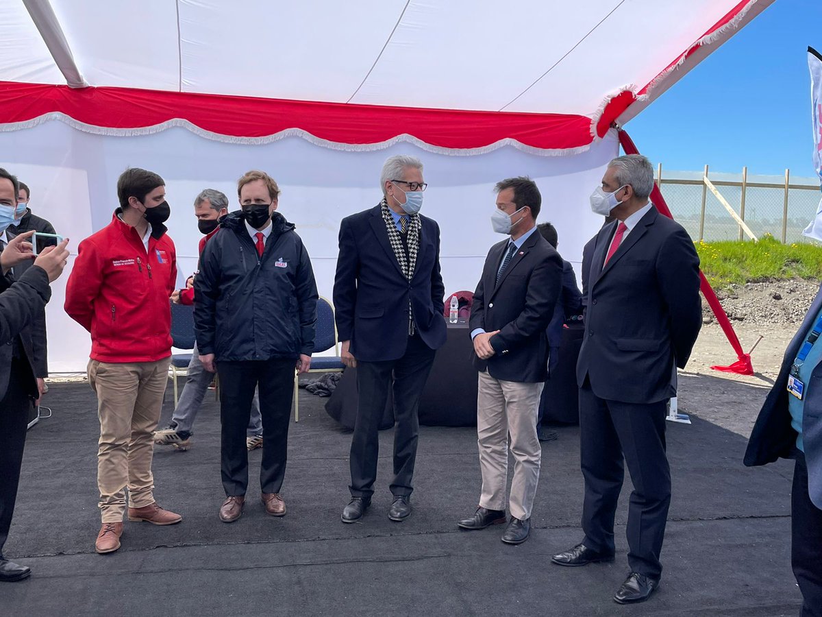 EmbaMexChi's tweet photo. Celebramos colocando la primera piedra de la nueva planta de Ideal/Bimbo en 🇨🇱. Empresa 🇲🇽 que fortalece y consolida su presencia de más de dos décadas en este país. ¡Felicidades! 🎉 https://t.co/rAQlsbVe1T