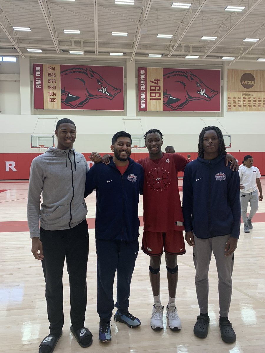 HlbaSports's tweet photo. 2024’s Bryson Hammond @bhammm15 and Tre Brooks @is0tr3 both of Jacksonville got to watch Arkansas practice today and hang out with Jacksonville Alum @MrDevoBuckets 

@MontyPatel set up another great opportunity for these kids. https://t.co/EjDbwNVxdX