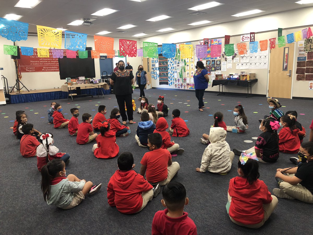 Raquel47's tweet photo. We culminated #HispanicHeritageMonth with a walkthrough of our MP room displaying Latin American countries and famous figures with a Wax museum featuring @RoyalVAcosta’s students! @MrsHdz20 @RorimerRoyals #RorimerDualProgram https://t.co/qDUGcoyLxO