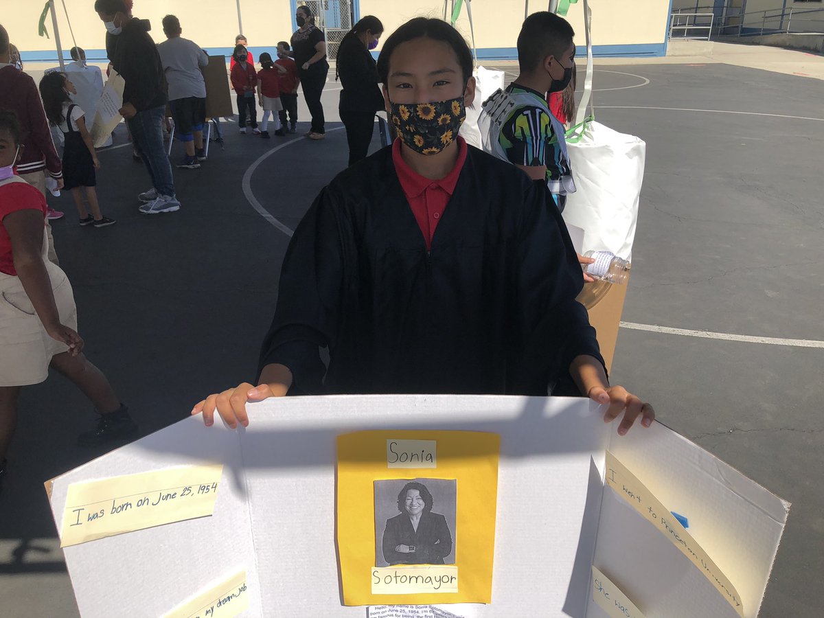 Raquel47's tweet photo. We culminated #HispanicHeritageMonth with a walkthrough of our MP room displaying Latin American countries and famous figures with a Wax museum featuring @RoyalVAcosta’s students! @MrsHdz20 @RorimerRoyals #RorimerDualProgram https://t.co/qDUGcoyLxO