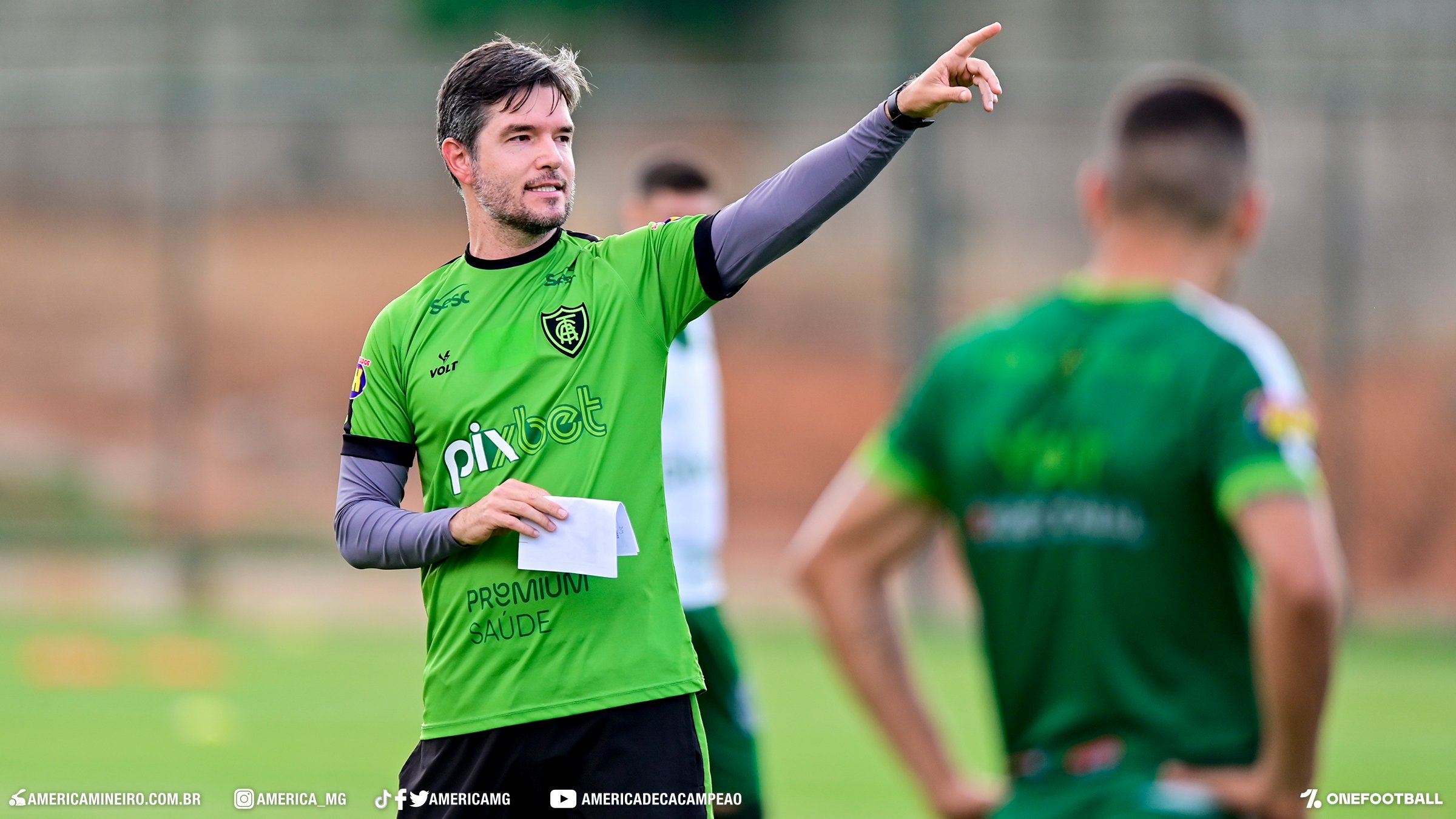 Diogo Giacomini treina a equipe antes do duelo diante do Bahia. Foto: América FC/Twitter