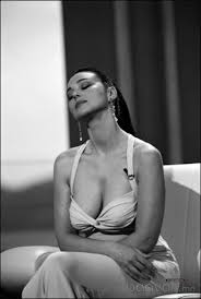 أنت لـا تتفهمـ معنى أن تعجب بكـ أنثى معجونة من كبرياء
وتضرب كرامتها بـ عرض الحائط لـ أجلكـ فـ تسوق عليها كبريائكـ
أنت لـا تتفهمـ معنى أن
يتشوه حبكـ بـ قلبي
فـ أصّر عليهـ كـ أمٍ ترفض تصديق نبأ وفاةِ طفلها الأول
أحبكـ لكنكـ لمـ تتفهمـ
فـ قررت عواطفي أن تتفهم وتتراجع
#بقلہمي
#Julia