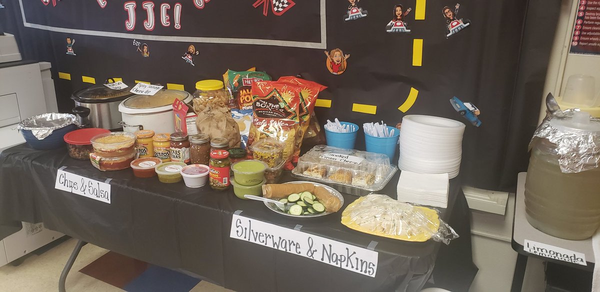 virgie295's tweet photo. Ending Hispanic Heritage Month with an Amazing potluck. Thanks to my JJE family for all the delicious food. #joyjames #castleberryisd https://t.co/KwAPy4ZxTY