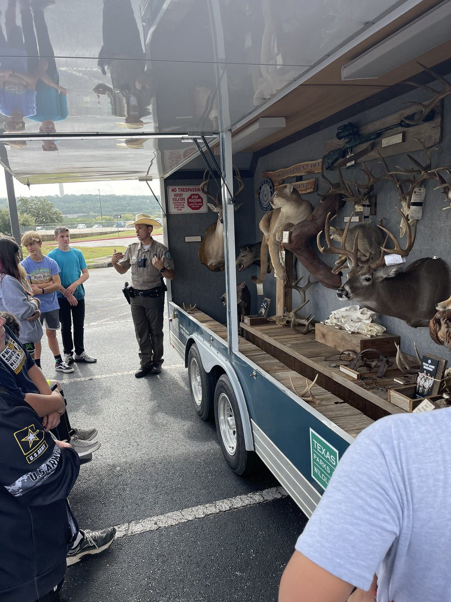 ClhsJustice's tweet photo. Texas game warden presented today! We spoke generally about what it takes to become a game warden then more specifically about how to investigate as a game warden and how Forensics is used in this field. @canyonlakehs @CLHS_Principal @Supt_comalisd https://t.co/GecVX0KtcD