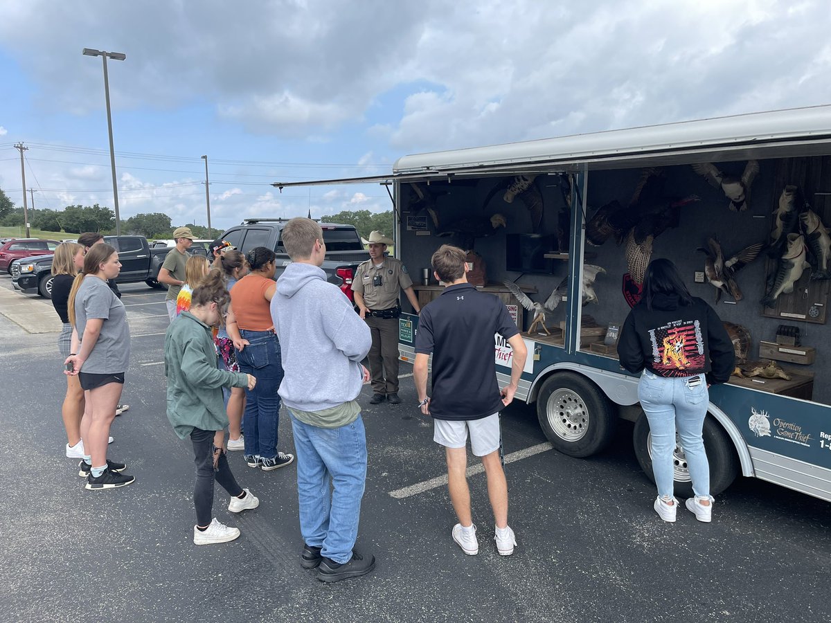 ClhsJustice's tweet photo. Texas game warden presented today! We spoke generally about what it takes to become a game warden then more specifically about how to investigate as a game warden and how Forensics is used in this field. @canyonlakehs @CLHS_Principal @Supt_comalisd https://t.co/GecVX0KtcD