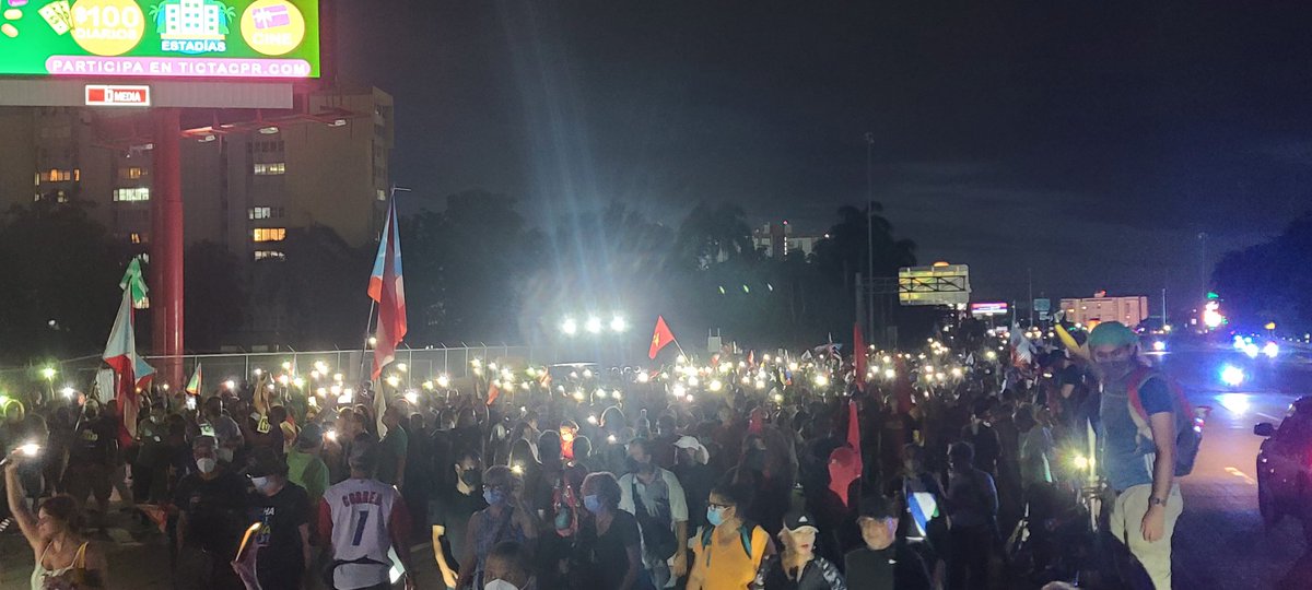 EliezerMolinaPR's tweet photo. El gobierno no encendió el alumbrado de la autopista para que los manifestantes no puedan ver, y no sabe que Luma ya nos entrenó a vivir sin luz 🤦🏽‍♂️ https://t.co/S2nUpug6tN