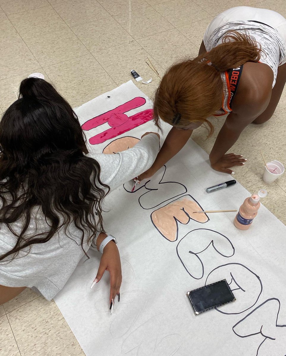 UDebutantes's tweet photo. This week the ladies of the Ultimate Debutante Experience bonded and prepared for the Lancaster High School Homecoming Parade through arts and crafts. Congratulations 2022 Homecoming Debutante Sweetheart Allena Prince. 💕👑 #LHSDeb #alatlab #wearepolishedpoisedandprepared https://t.co/AOIVRNX5LE