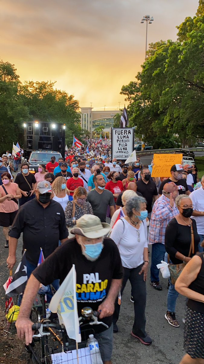bgraulau's tweet photo. Puerto Ricans are back on the streets shutting down the freeway like they did in 2019. This time they’re protesting the power outages &amp; rate hikes. 

I see many elders today. A gentleman told me he’s here bc he’s retired &amp; can’t extend his dollars any more than he already does. https://t.co/r20NYQ8sjR