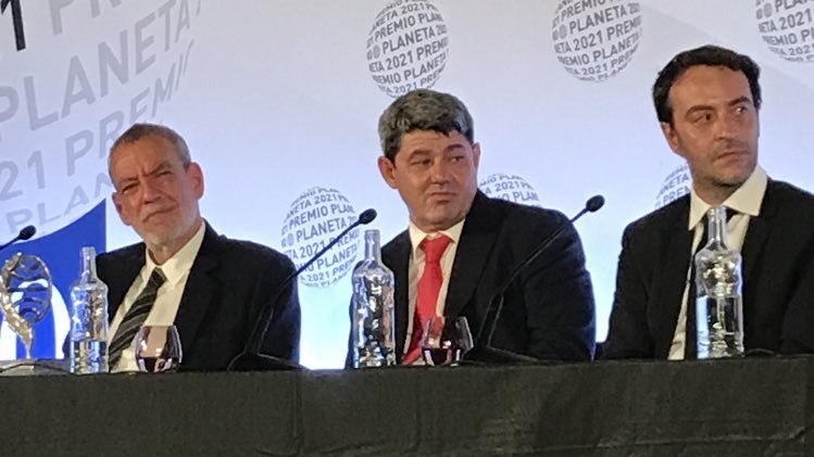 Díaz, Mercero &amp; Martínez son Carmen Mola y #premioPlaneta2021 con ‘La Bestia’. Un millón a cambio del «secreto abrasador» de su seudónimo.