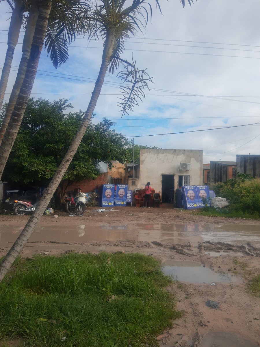 EL MODELO FORMOSEÑO EN SU MÁXIMA EXPRESIÓN

Casas precarias, calles inundadas, pobreza total y los carteles de campaña con la cara de <a href="/insfran_gildo/">Gildo Insfrán</a>.