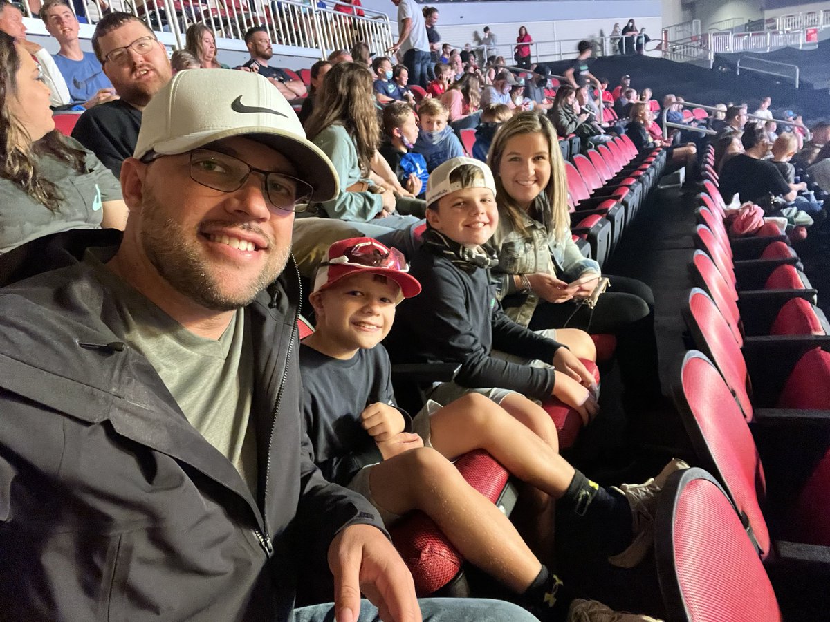 bnread2's tweet photo. #DudePerfectTour #yumcenter https://t.co/aodptoGEJT