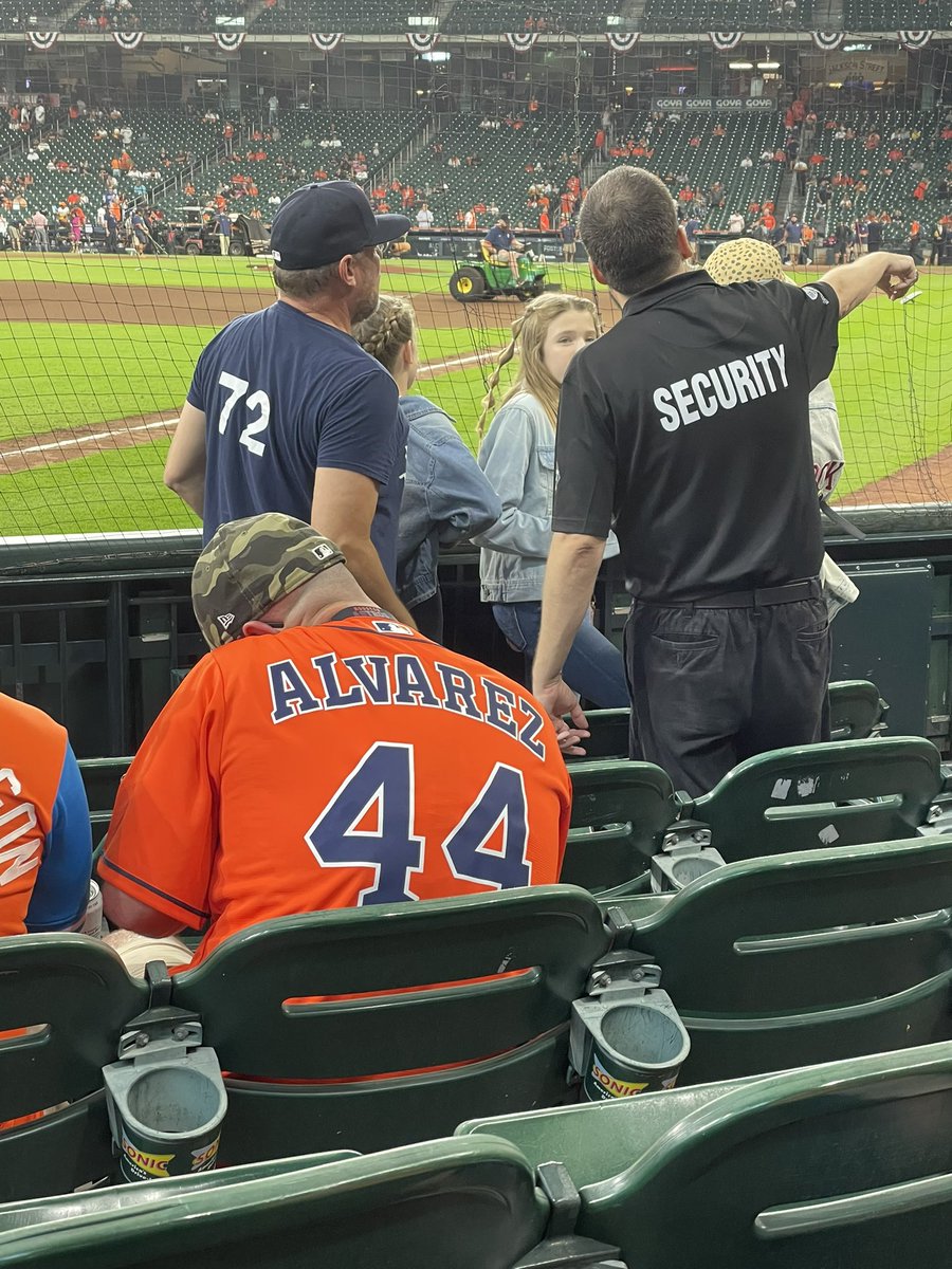 Prew2016's tweet image. Security explaining rules to Red Sox fans!!#fortheH