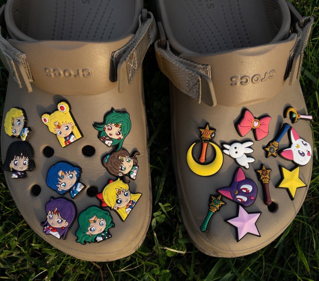 🌙 LOVE & JUSTICE GIVEAWAY 🌙 PRIZES: Sailor Moon croc charm bundle, and a pair of crocs! (Your choice) TO ENTER: 🌙Follow @SoulKingLives 🌙RT + Like this post Open internationally, winner will be chosen 10/16 4pm eastern!