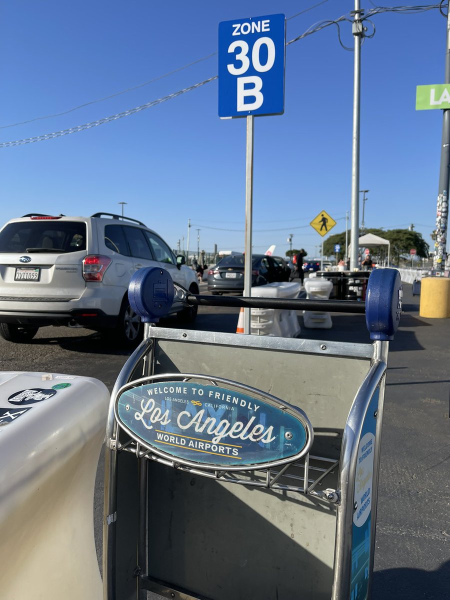 dogmadoo's tweet photo. LAX The dumbest ride share setup that I have ever seen. 20 minutes to walk the stated 10. Empty busses waiting at the drop off while no busses picking up anyone at the terminals. #laxridesharefail  #noshade #emptybuss #lax https://t.co/ltsxLds0ik