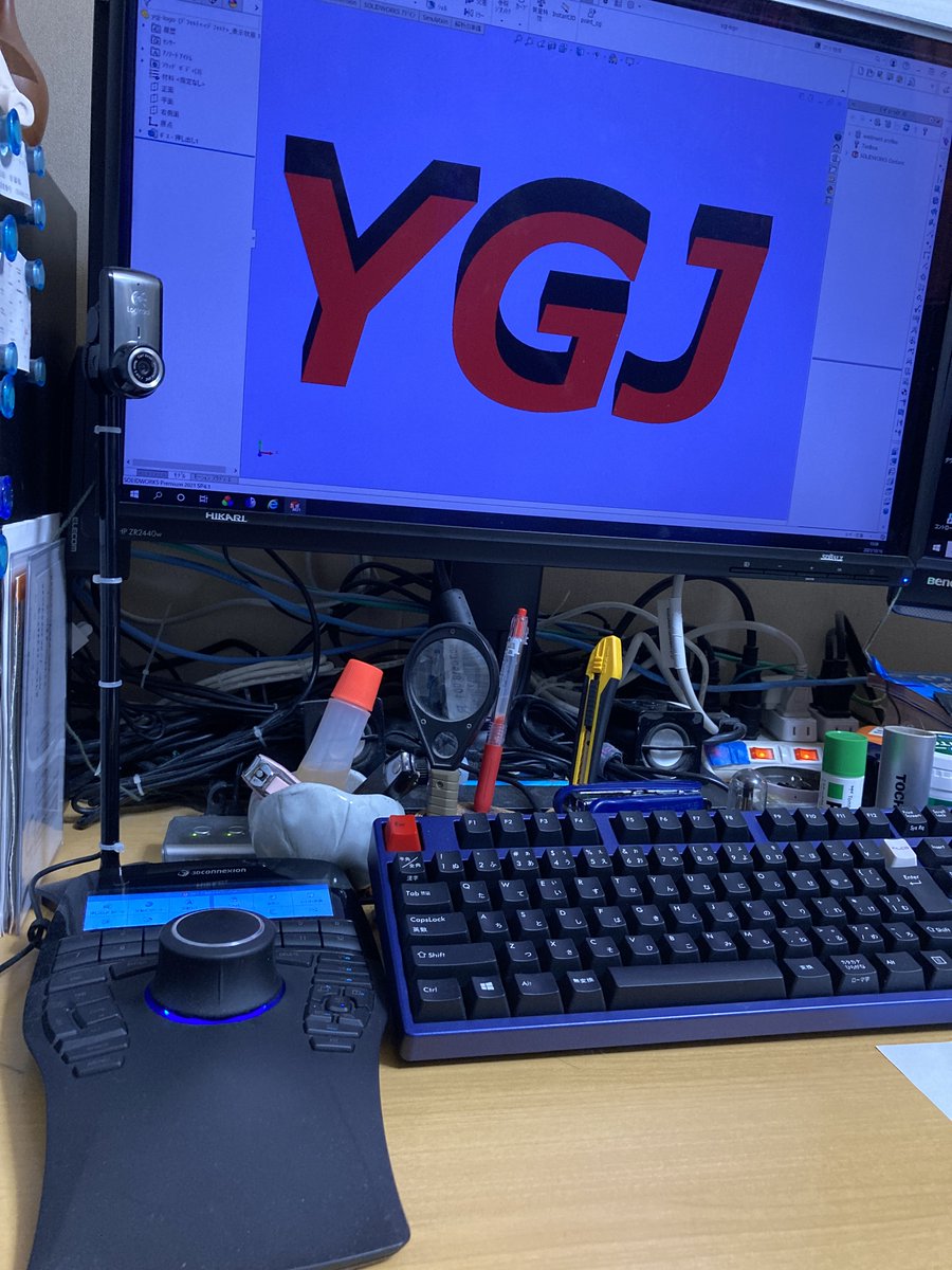 gell07's tweet photo. 3Dマススは必需品、
現在はこれ、#SpaceMouseEnterprise
殆どの一般ソフトにもボタン割付けが可能な優れものです。➡無いともうお手上げです.....🙅♂️
★Webカメラは2007年発売のロジクール製(QCAM-200V)
調子いいです👍古くても良いものは良い!
#3Dconnexion
#Logicool https://t.co/SFGDwyYmfo