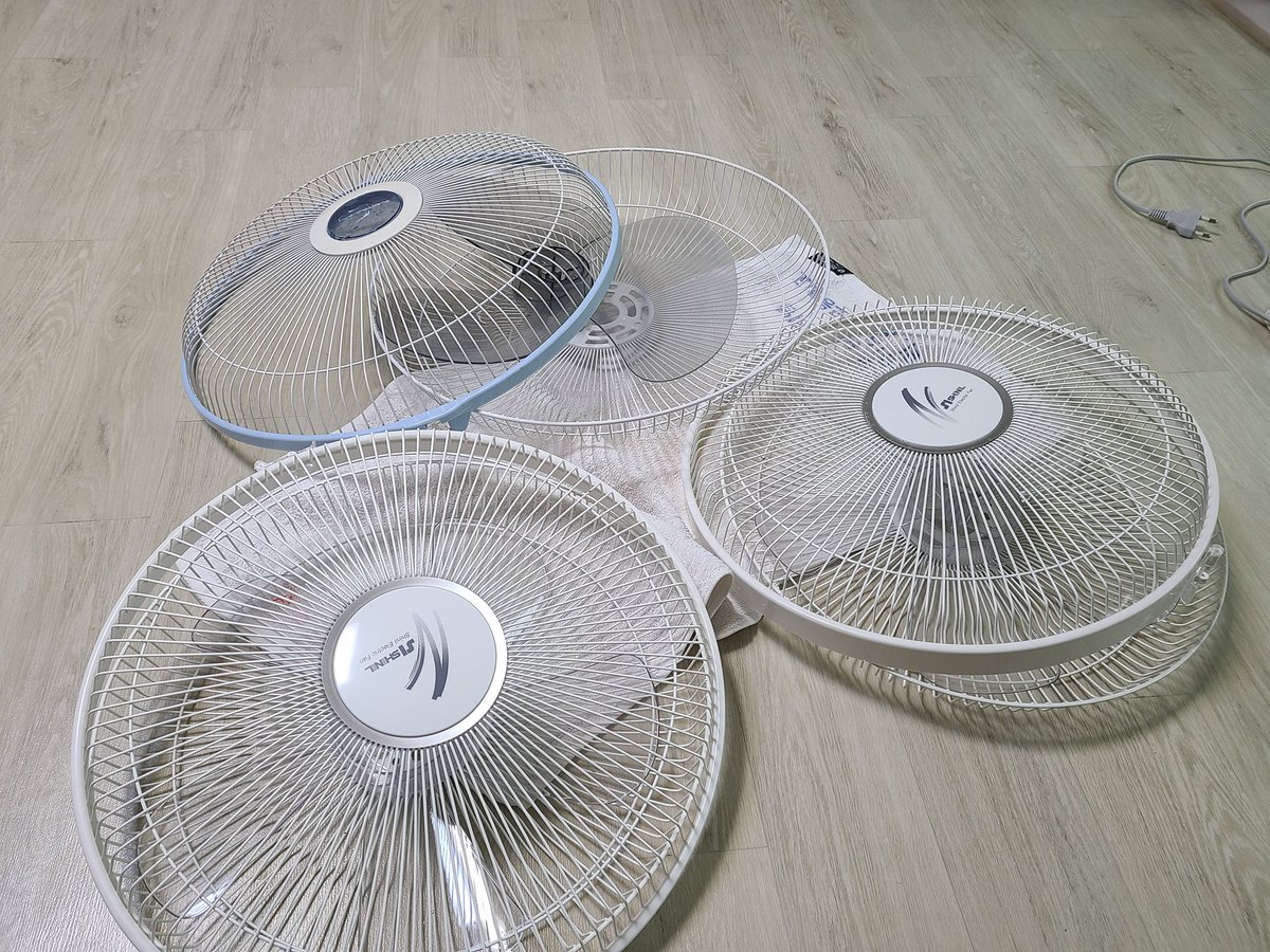 겨울을 맞이할 준비를 한다.
마눌님은 서랍장 정리하다가 5년전쯤 넣어둔 10만원  봉투를 발견했다. 반땅하자고 얘기했다가 되도않는 소리한다고 한마디만 들었다.