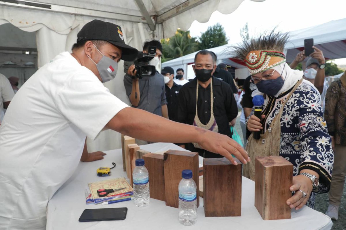 Rene foy .
Masih dari bumi cendrawasih, kemarin saya menghadiri kegiatan penyerahan bantuan padat karya dan mengunjungi stand-stand expo hasil dari program Tenaga Kerja Mandiri yang ada di Papua.