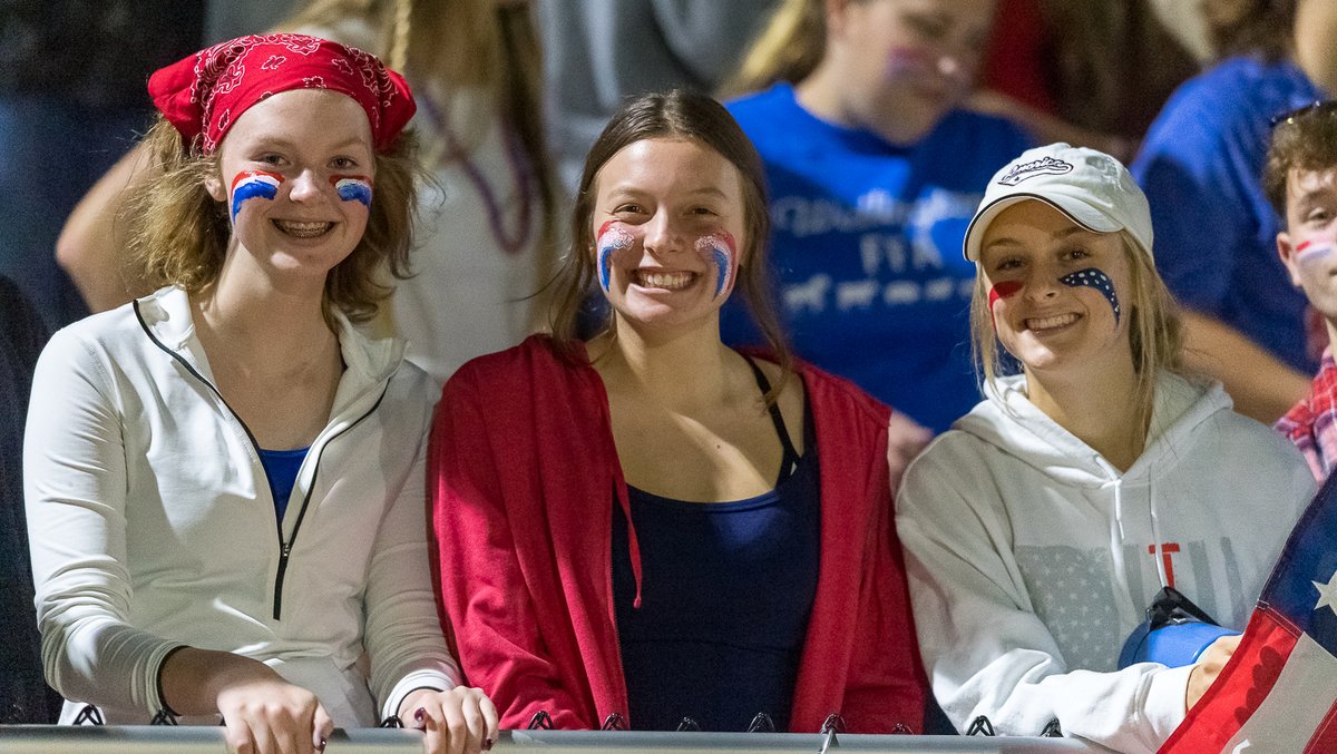 More Student Section smiles. <a href="/mjlehmkuhl/">morgan lehmkuhl</a> <a href="/karliefrenk/">karlie frenk</a> <a href="/AmandaSpiekerm1/">Amanda Spiekerman</a>