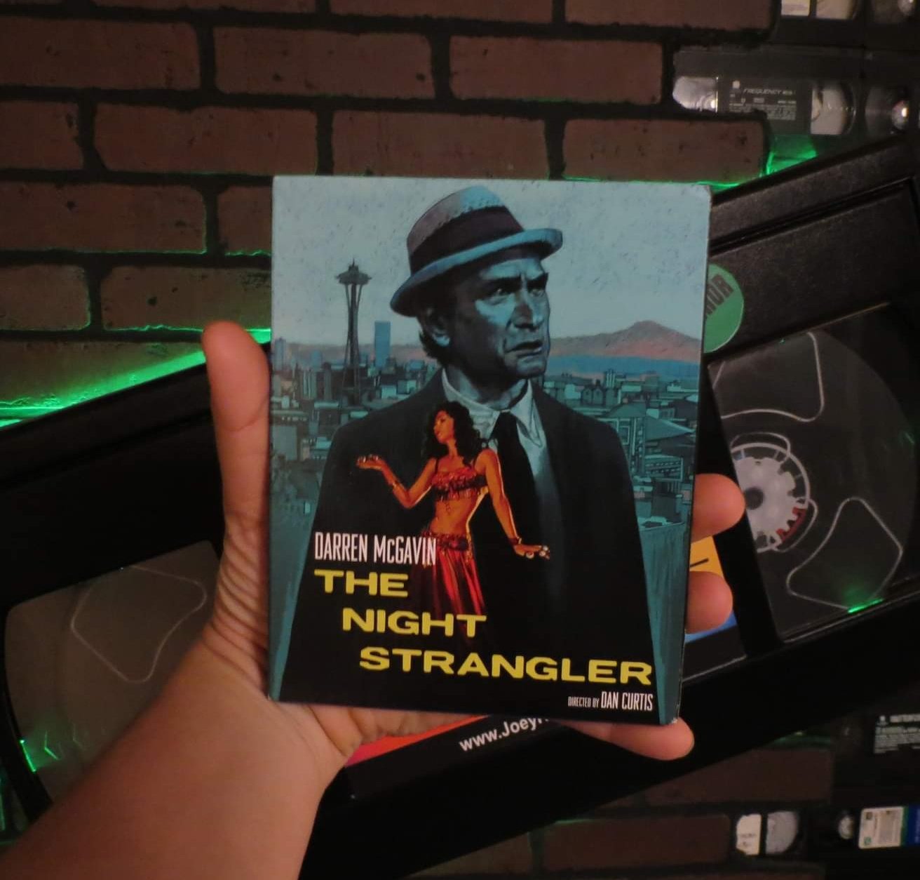 3 pic. Excited to own the OGseries of Kolchak starring The amazing Darren McGavin in HD format thanks to @kinolorber! One of my favorite TV shows looking better than ever! #BluRay #kinolorber #Kolchak #TheNightStalker #thenightstrangler #kolchakthenightstalker #DarrenMcGavin #TVseries https://t.co/CpH9fryi8E