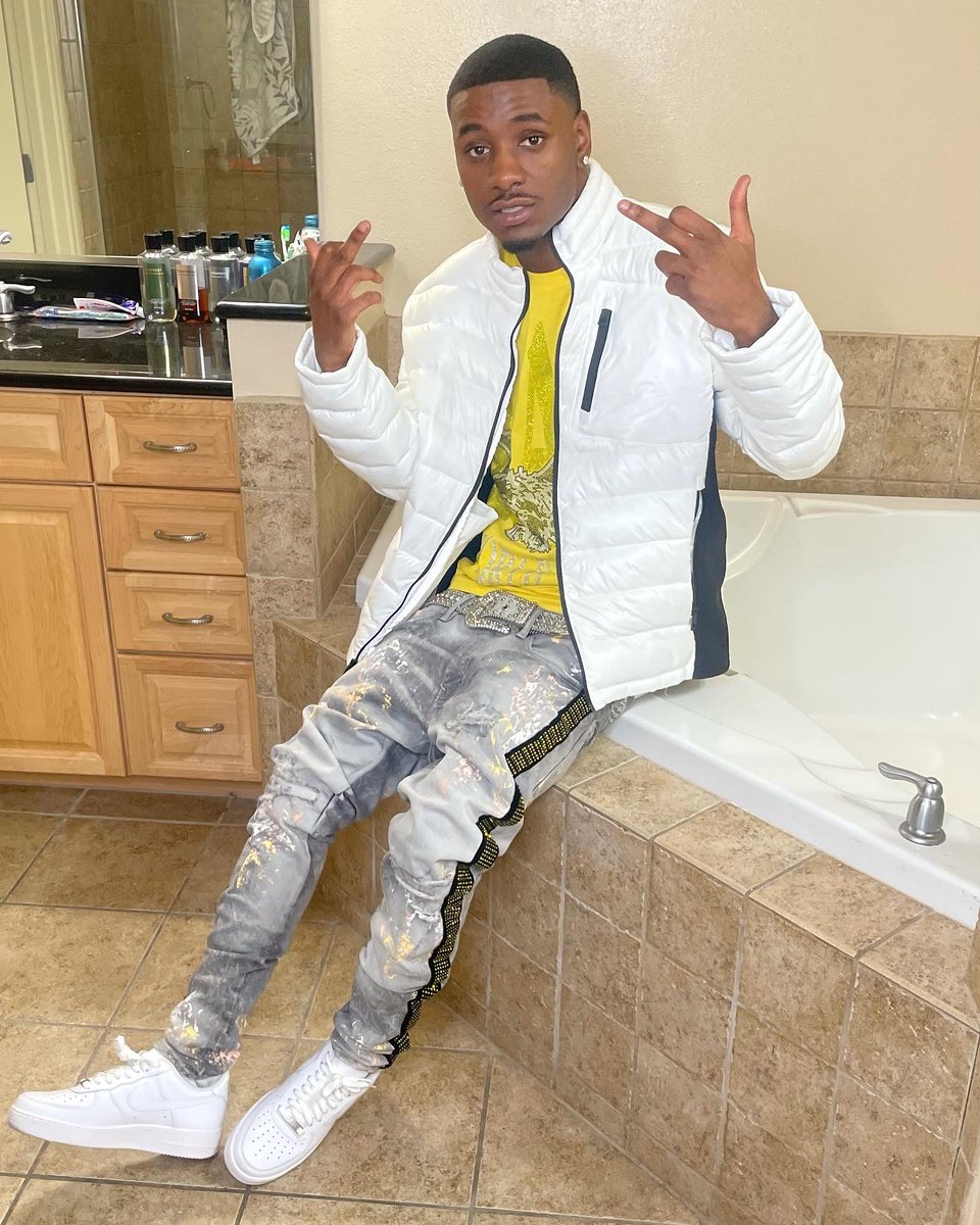 FvmousJo_'s tweet photo. You li niggas can’t compare to me , I get fly as hell on lite day 🏆‼️ https://t.co/lS98pJAlSU