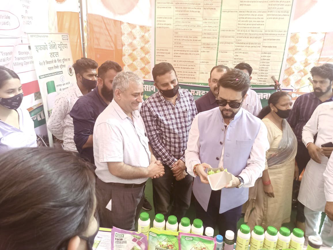 iamharshendra's tweet photo. And this dynamic young man @ianuragthakur always impresses me. Brilliantly dynamic who listens to everyone and becomes part of any Group. Anurag Ji, Welcome to #IFFCO Stall at a Krishi Exhibition in Una, #HimachalPradesh and enquired about #IFFCONanoUrea. https://t.co/xJdaISa1vT