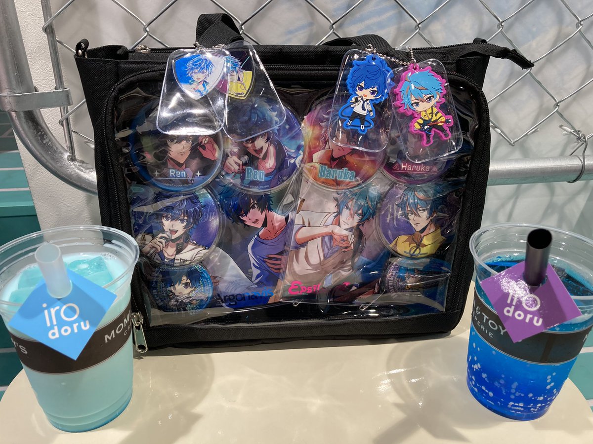 glowpopn0243's tweet photo. はーい2度目のirodoruですよー
予定通り水色系集めて作りました！
持ち込みは痛バと蝶とエコバッグ（ブルハムぬい付）

とりあえず遥に悩んだ、どうしろと…？
まぁ蓮君と差をつけるに留めた

ましろは新作痛バです、と言っても前の崩した残りと在庫を集めただけですが

楽しいー

 #irodoru https://t.co/DI7i45PZWw