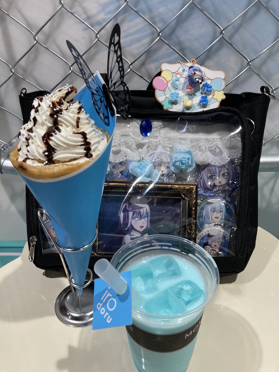 glowpopn0243's tweet photo. はーい2度目のirodoruですよー
予定通り水色系集めて作りました！
持ち込みは痛バと蝶とエコバッグ（ブルハムぬい付）

とりあえず遥に悩んだ、どうしろと…？
まぁ蓮君と差をつけるに留めた

ましろは新作痛バです、と言っても前の崩した残りと在庫を集めただけですが

楽しいー

 #irodoru https://t.co/DI7i45PZWw