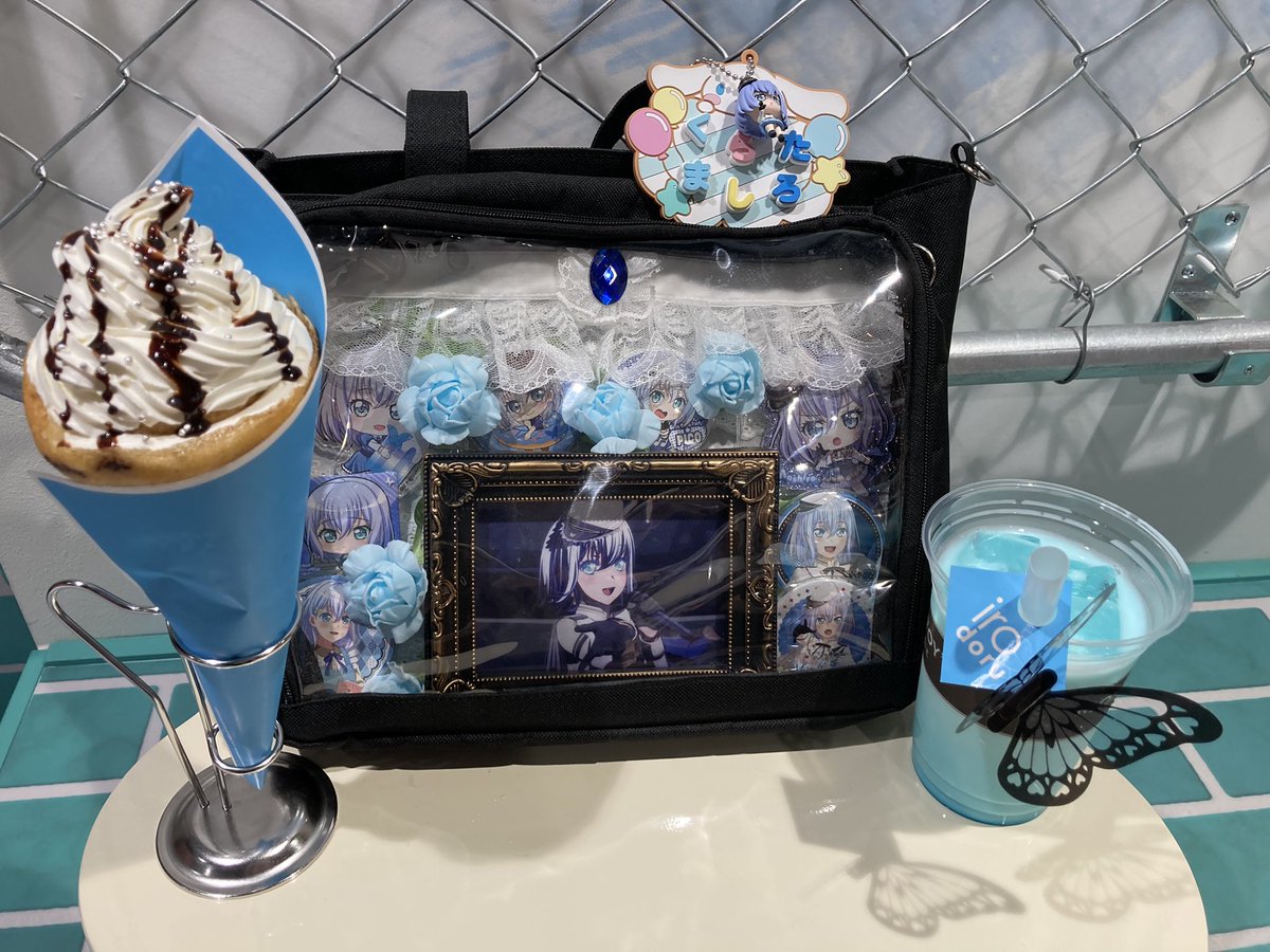 glowpopn0243's tweet photo. はーい2度目のirodoruですよー
予定通り水色系集めて作りました！
持ち込みは痛バと蝶とエコバッグ（ブルハムぬい付）

とりあえず遥に悩んだ、どうしろと…？
まぁ蓮君と差をつけるに留めた

ましろは新作痛バです、と言っても前の崩した残りと在庫を集めただけですが

楽しいー

 #irodoru https://t.co/DI7i45PZWw