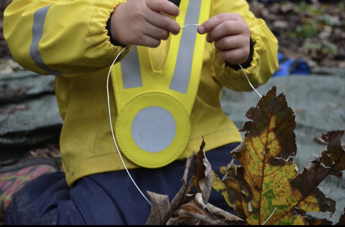 alexandragoliva's tweet photo. Not sure what to do in the forest with all the leaves? 🍂🍁 We made “Blätterkronen” during our forest visits in EY2. We observed differences in the leaves! “This Blatt is GROSS. This one is KLEIN”@ISZL #forestschool #German #languageplay #multilingual @newman_victoria https://t.co/aY0842zauI