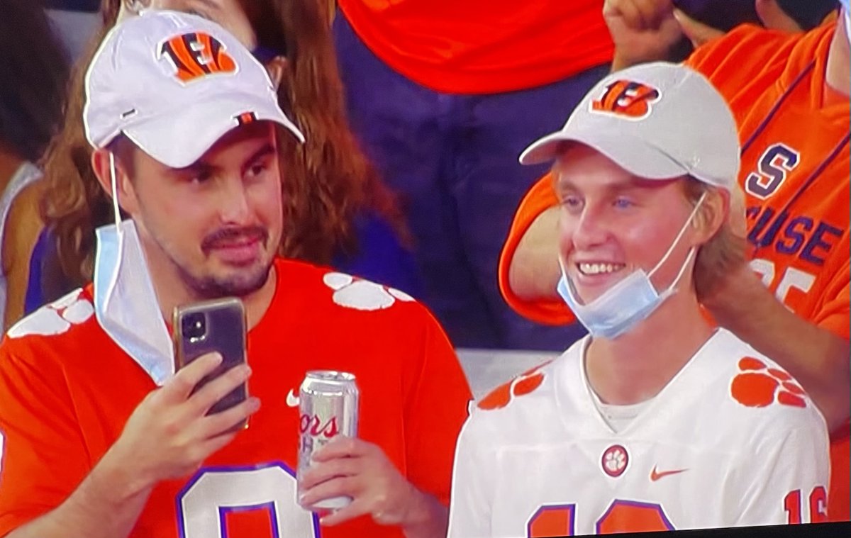 Emily_Parker's tweet photo. Love seeing Bengals hats at a Syracuse game even if they are Clemson fans. 🧡🏈 https://t.co/AsVOLQIKPU