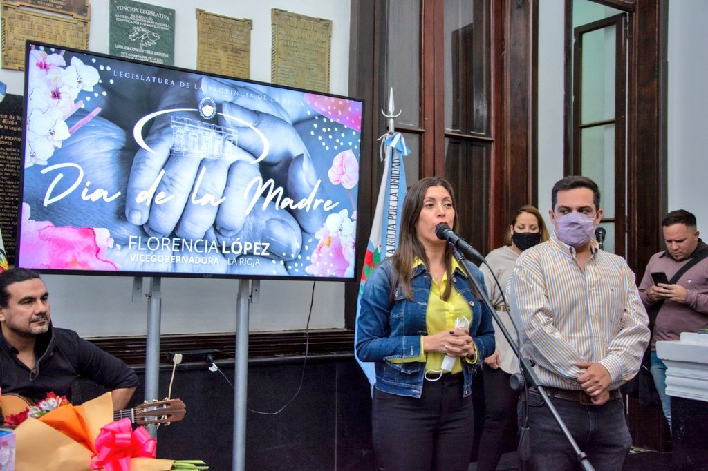 LegislaturaLR's tweet photo. La vicegob @Florelop junto a diputados y autoridades legislativas agasajó a las madres de la @LegislaturaLR. 
🎙"No es fácil sostener el rol de mamá en la casa y también trabajar  pero hay prueba suficiente q lo podemos hacer con entrega, amor, sacrificio y responsabilidad", FL https://t.co/8PmUw6lCQK