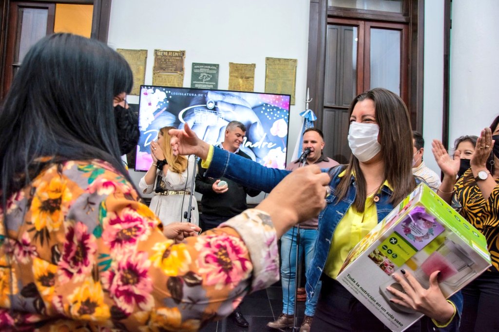 LegislaturaLR's tweet photo. La vicegob @Florelop junto a diputados y autoridades legislativas agasajó a las madres de la @LegislaturaLR. 
🎙"No es fácil sostener el rol de mamá en la casa y también trabajar  pero hay prueba suficiente q lo podemos hacer con entrega, amor, sacrificio y responsabilidad", FL https://t.co/8PmUw6lCQK