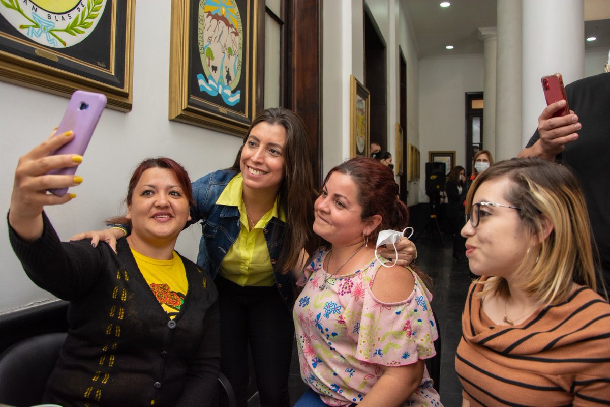 LegislaturaLR's tweet photo. La vicegob @Florelop junto a diputados y autoridades legislativas agasajó a las madres de la @LegislaturaLR. 
🎙"No es fácil sostener el rol de mamá en la casa y también trabajar  pero hay prueba suficiente q lo podemos hacer con entrega, amor, sacrificio y responsabilidad", FL https://t.co/8PmUw6lCQK