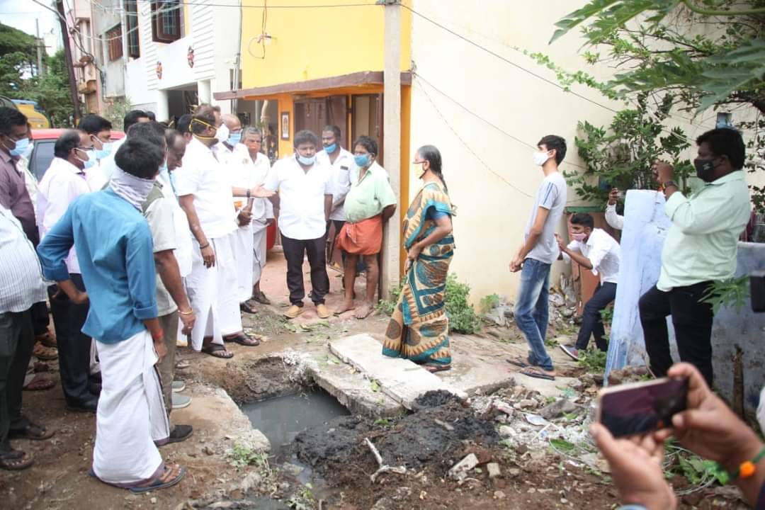 PriyaGokul20's tweet photo. தேர்தல் முடிந்தஉடனே காணாமல் போறவர்  இல்லை எங்கள் அண்ணா தனியா களத்தில் நின்னு வேட்டை ஆடும் சிங்கம் நம்ம அண்ணா https://t.co/BqqjR0pgZN