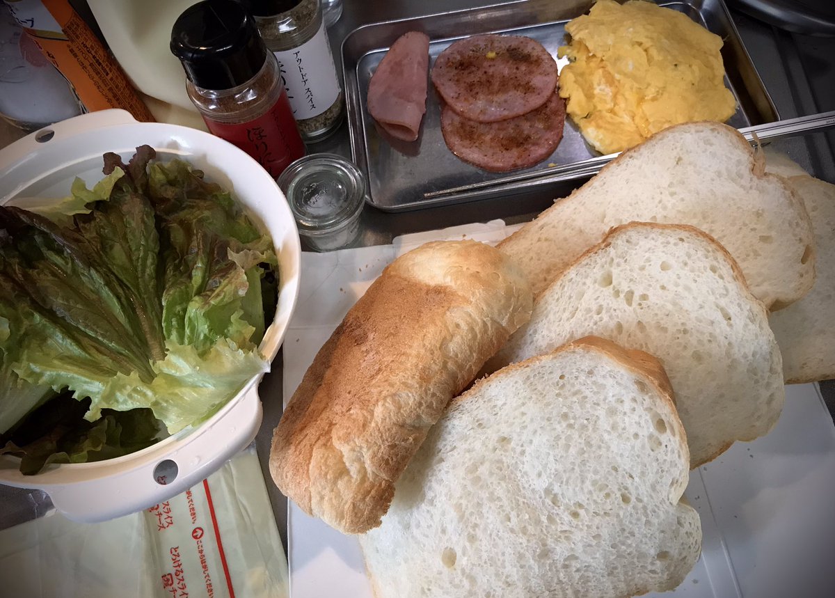leaizu's tweet photo. おはようございます( ᵒ̴̶̷ωᵒ̴̶̷ )

焼きたてパンでサンドイッチ🥪 
#ほりにし にハマってます←♡
お肉の仕込みや、カレー、野菜炒め等何にでも合う！味付けが物足りない時などにパラッとふりかけるだけでランクupしますよ〜✨

#サンドイッチ #アウトドアスパイス https://t.co/Tsnq7dZsOB