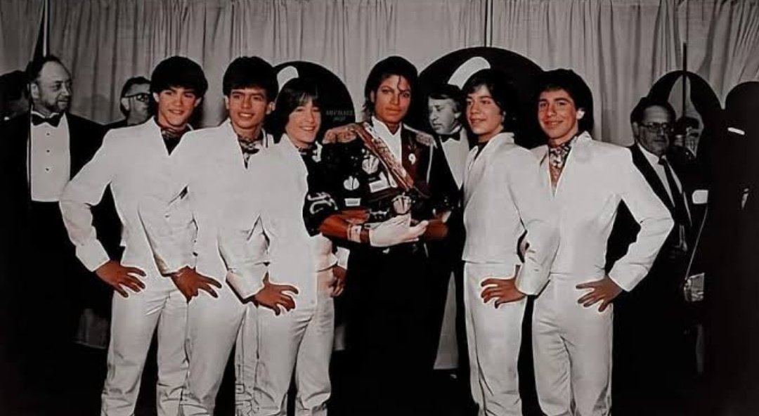 PFansMJJ's tweet photo. ¿Te muestro algo que no sepas?
@michaeljackson tiene una foto con el grupo Menudo en los Grammys de 1984. https://t.co/mwIeD0Knqy