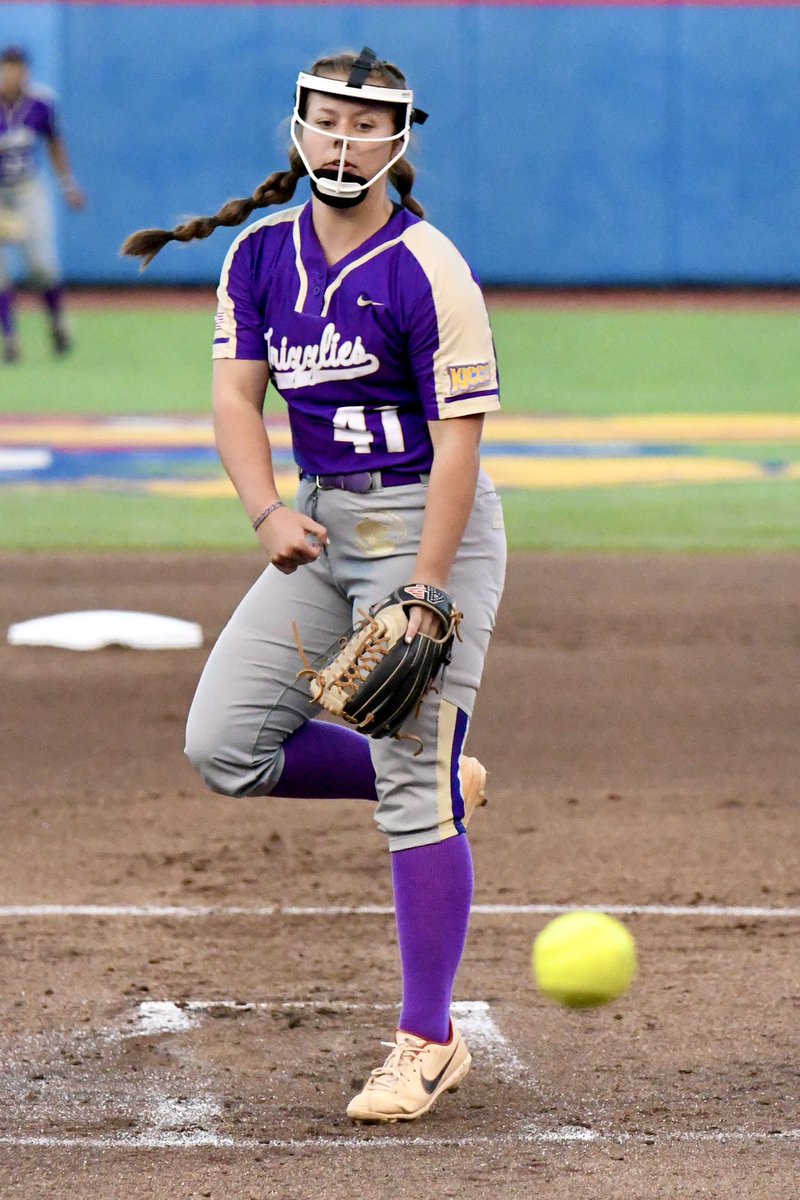 laramiller78's tweet photo. @BUCOSoftball @EmmaKoeneke Still one of my favorite players to shoot 📷 Keep working kid!! https://t.co/QaYf7y6148